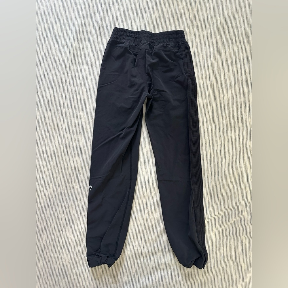 IVIVVA by LULULEMON Girls Black Athletic Joggers with Side Rib Detail